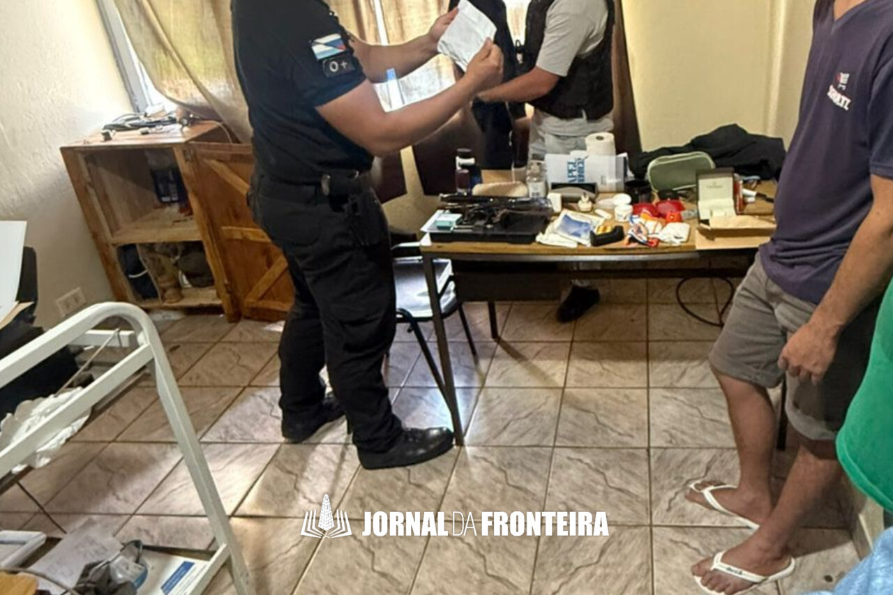 Um policial argentino foi preso na manhã desta quinta-feira, suspeito de envolvimento no caso da fuga dos detentos da delegacia de Bernardo de Irigoyen