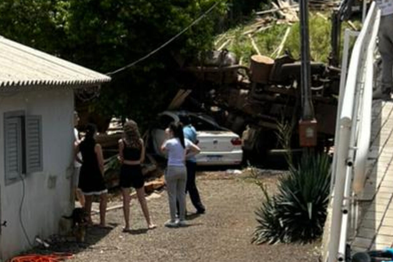 Motorista e pedestre morrem após caminhão despencar de ribanceira 6 O motorista do caminhão perdeu o controle, despencou de uma ribanceira, caiu sobre um carro e atingiu uma casa; o pedestre foi atingido por parte da carga