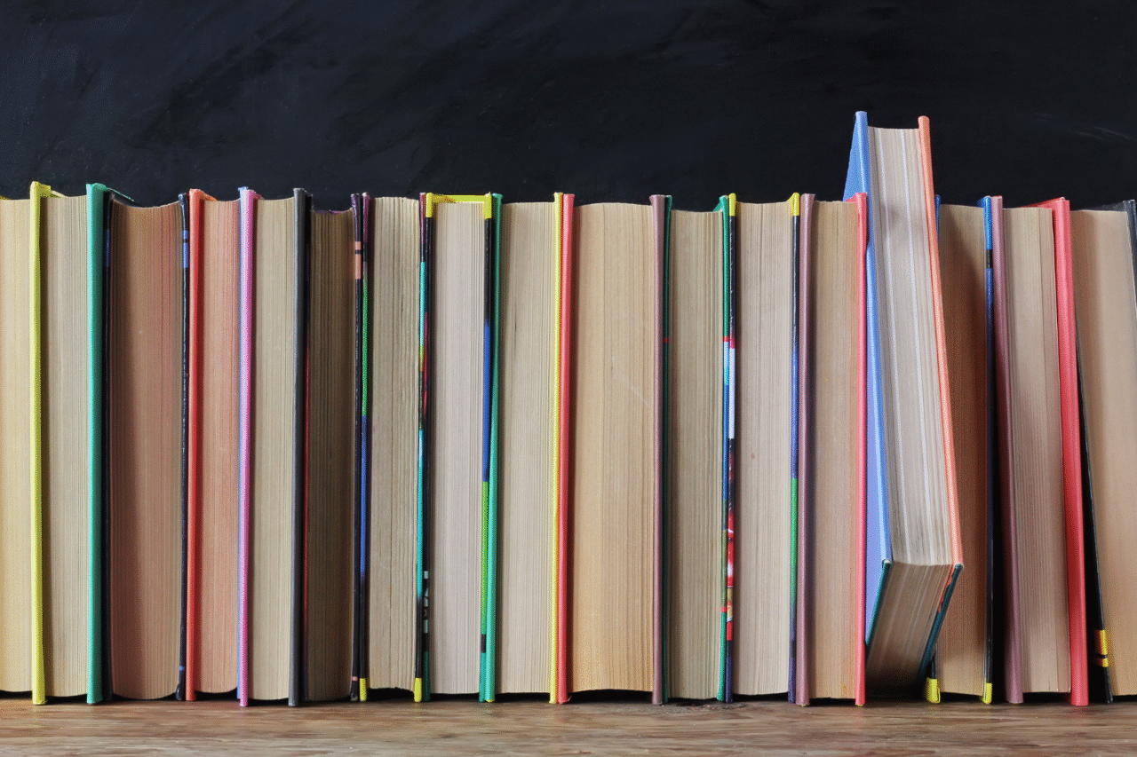 8 livros que moldaram filmes cult e redefiniram a cultura cinematográfica