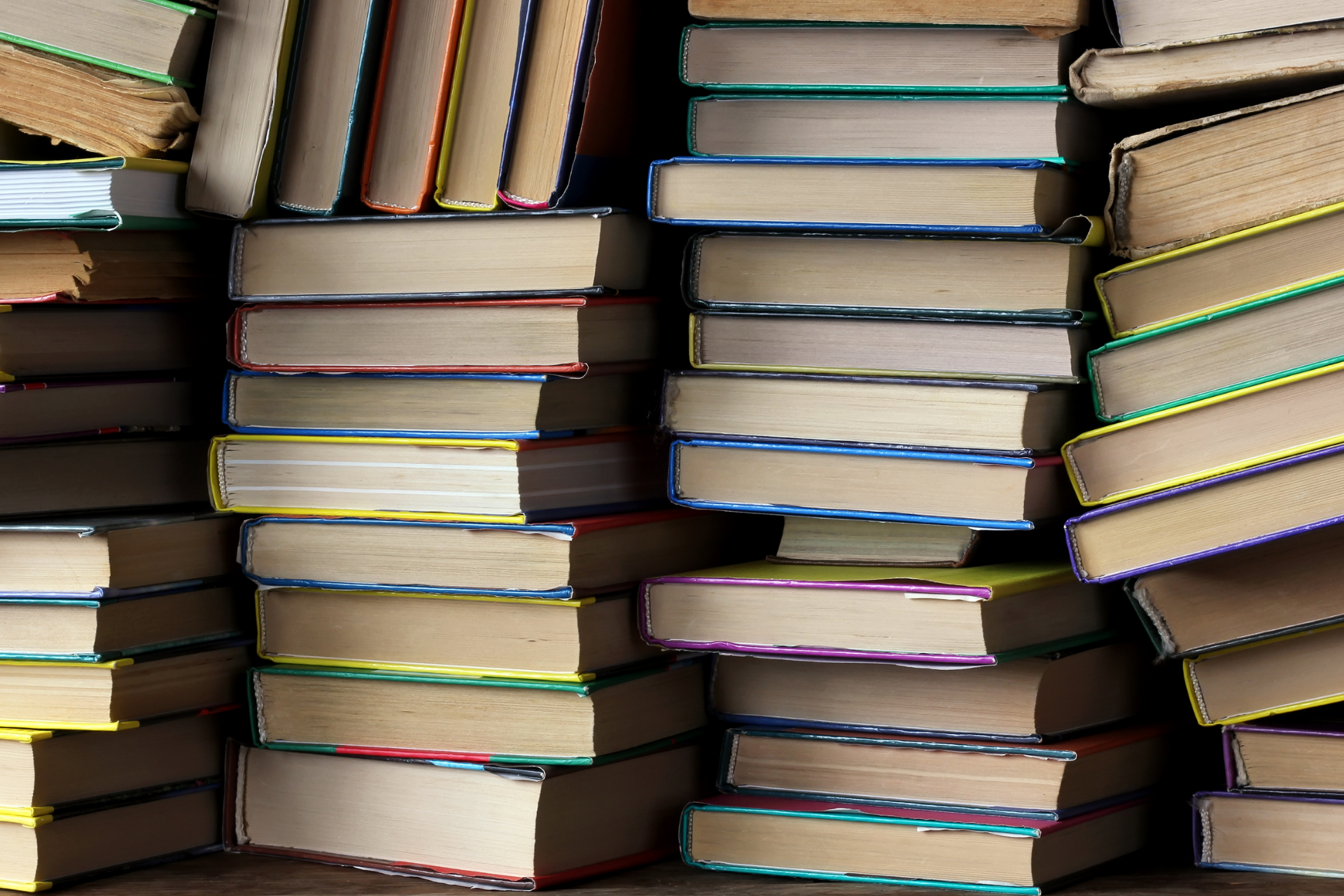 8 livros que moldaram filmes cult e redefiniram a cultura cinematográfica