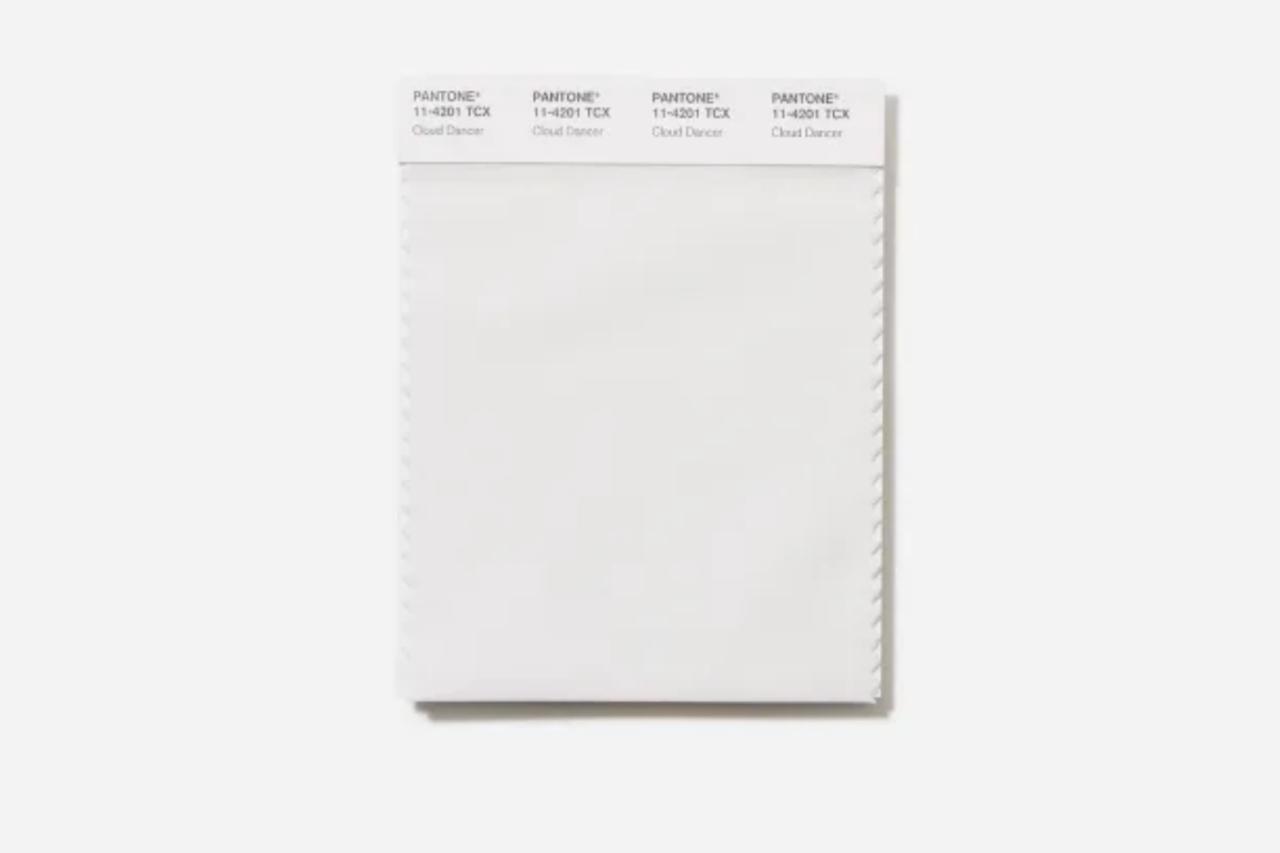 Pantone escolhe “Cloud Dancer” como a cor que redefine calma e elegância em 2026