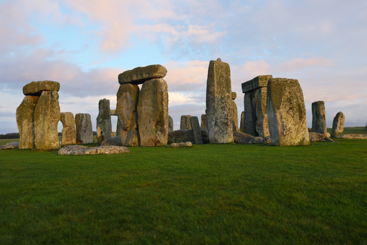 Poços subterrâneos recém-descobertos revelam novo nível de complexidade em Stonehenge