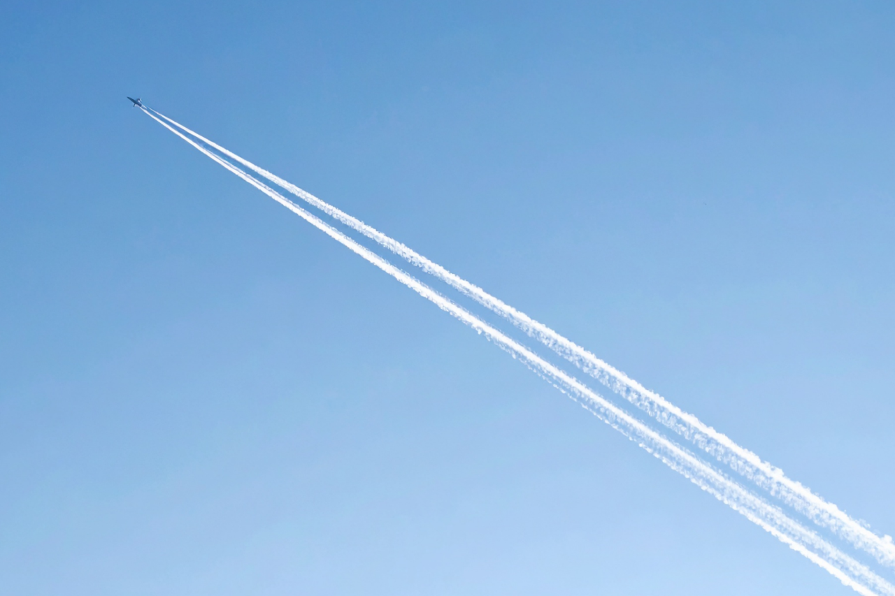 Rastros de aviões podem aquecer o planeta tanto quanto o CO₂, aponta novo estudo 1 Rastros de aviões podem aquecer o planeta tanto quanto o CO₂, aponta novo estudo