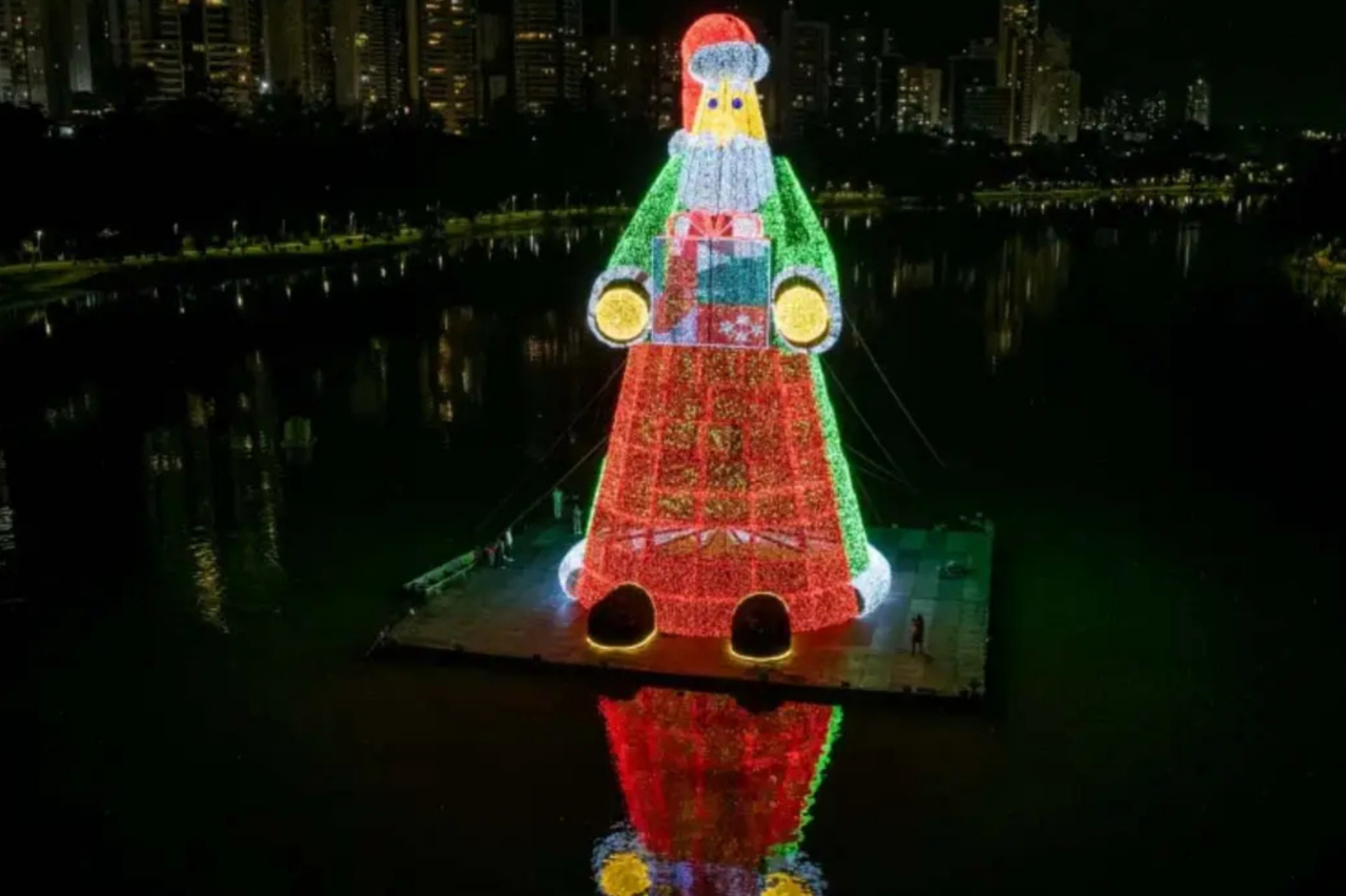 Papai Noel gigante vira atração no Paraná e pode entrar para o Guinness Book