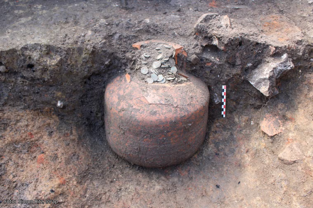 Tesouro de 40 mil moedas romanas é encontrado em jarros de 1.800 anos na França