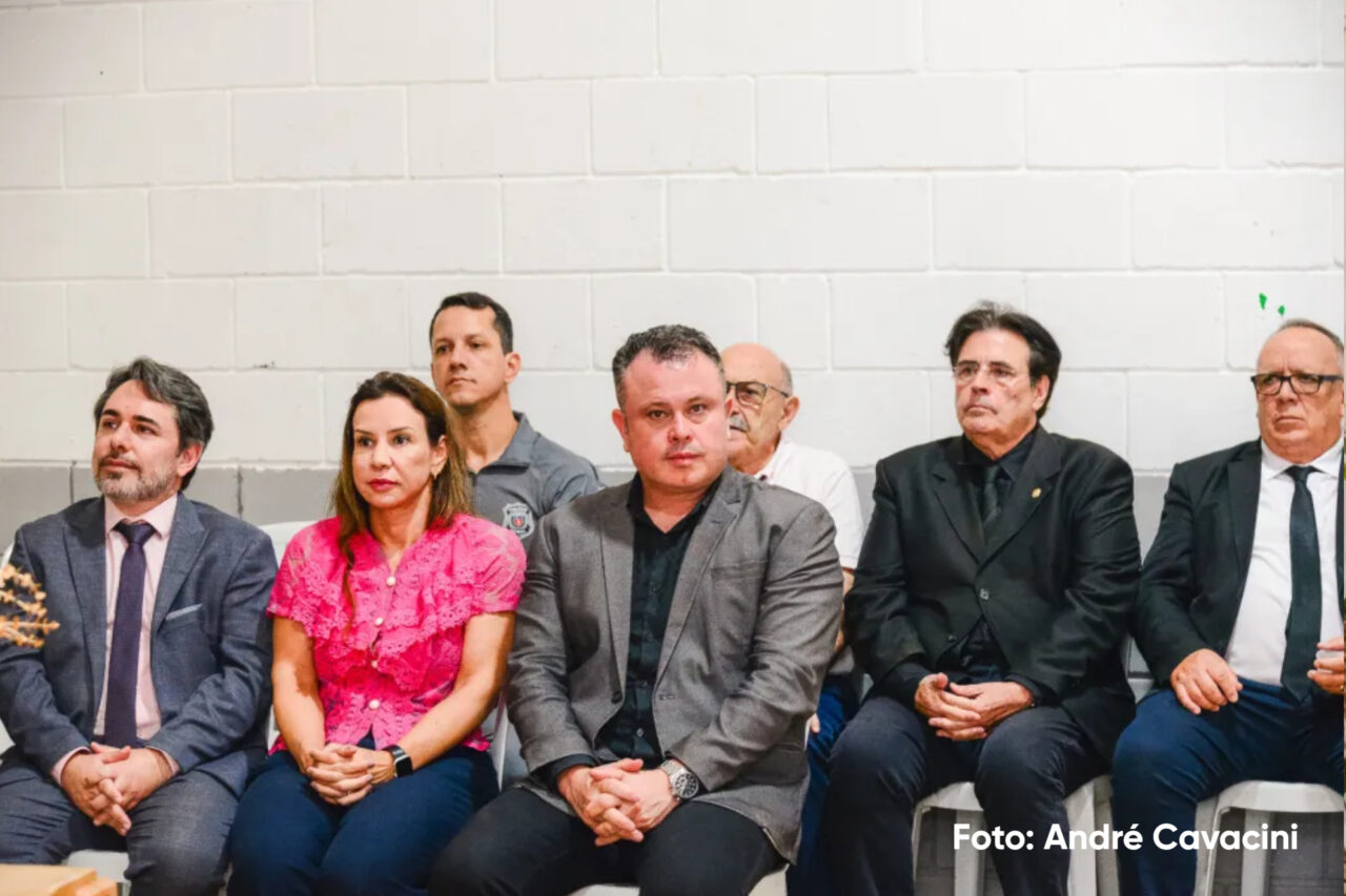 Casamento coletivo na Penitenciária Estadual oficializa união de 23 casais 5 O casamento ocorreu na última quarta-feira, no auditório da Penitenciária. Entre os casais, foi registrado o primeiro casamento LGBTQIAPN +