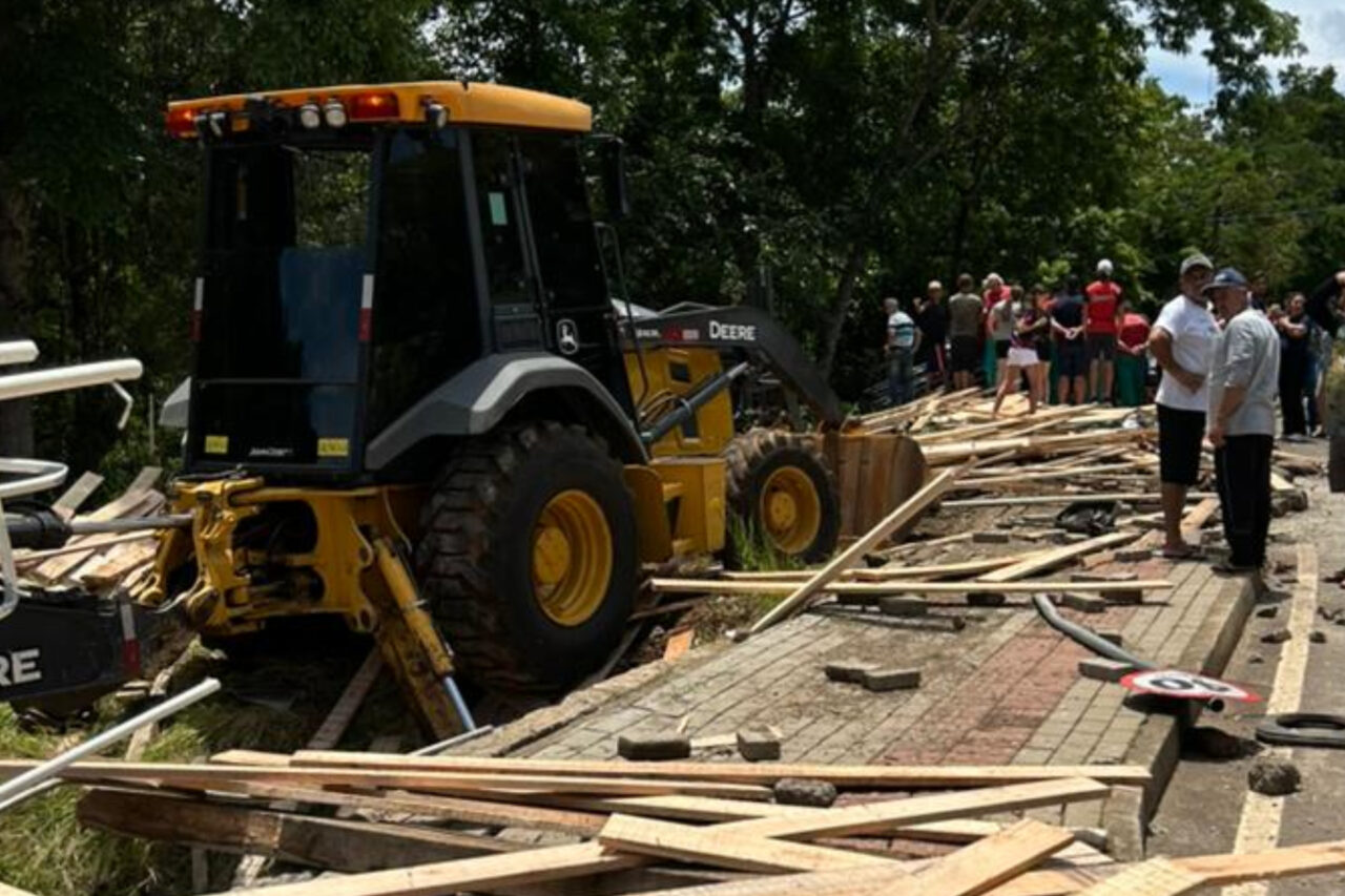 Motorista e pedestre morrem após caminhão despencar de ribanceira 7 O motorista do caminhão perdeu o controle, despencou de uma ribanceira, caiu sobre um carro e atingiu uma casa; o pedestre foi atingido por parte da carga