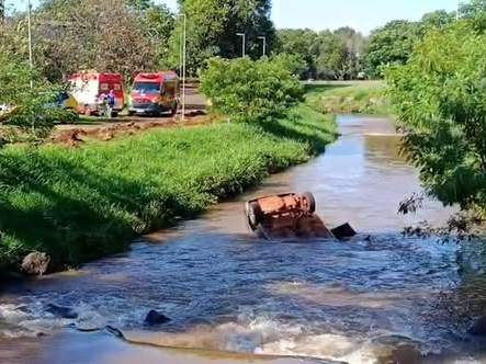 Mãe morre e filhas ficam feridas após caírem com veículo em rio 3 O veículo seguia por uma via urbana quando a condutora, mãe das crianças, perdeu o controle do carro, capotou e na queda dentro do rio