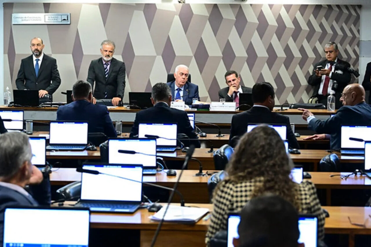 CCJ do Senado aprova fim da escala 6x1 e prevê jornada de 36h semanais 3 PEC sobre tema foi incluído como “extra-pauta” na sessão da CCJ. Ambas as mudanças são sem redução salarial. Agora, o tema segue para plenário do Senado