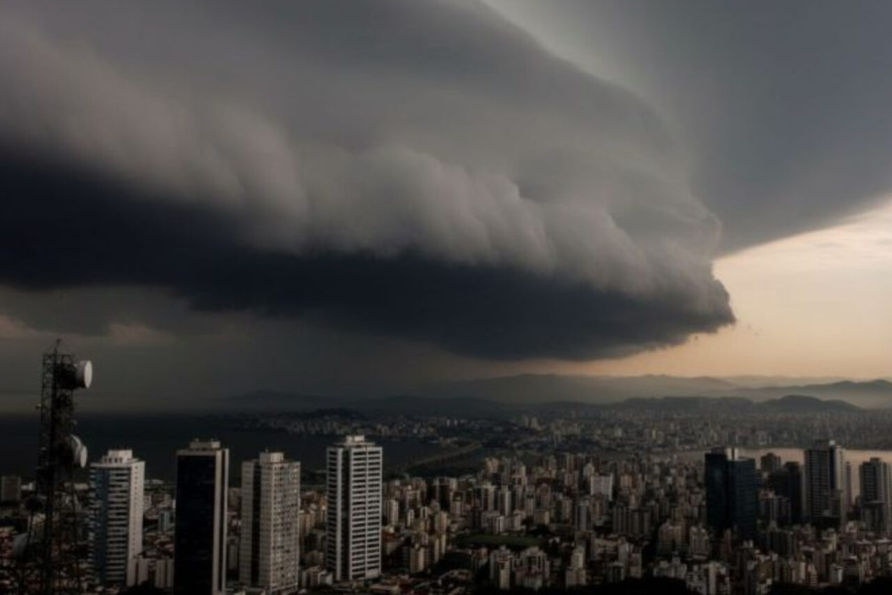 Primeiro ciclone de dezembro fica ‘mais potente’ a partir desta terça (9) 3 Primeiro ciclone extratropical de dezembro altera o tempo no Sul, Sudeste e Centro-Oeste com risco de tempestades e rajadas acima de 100 km/h