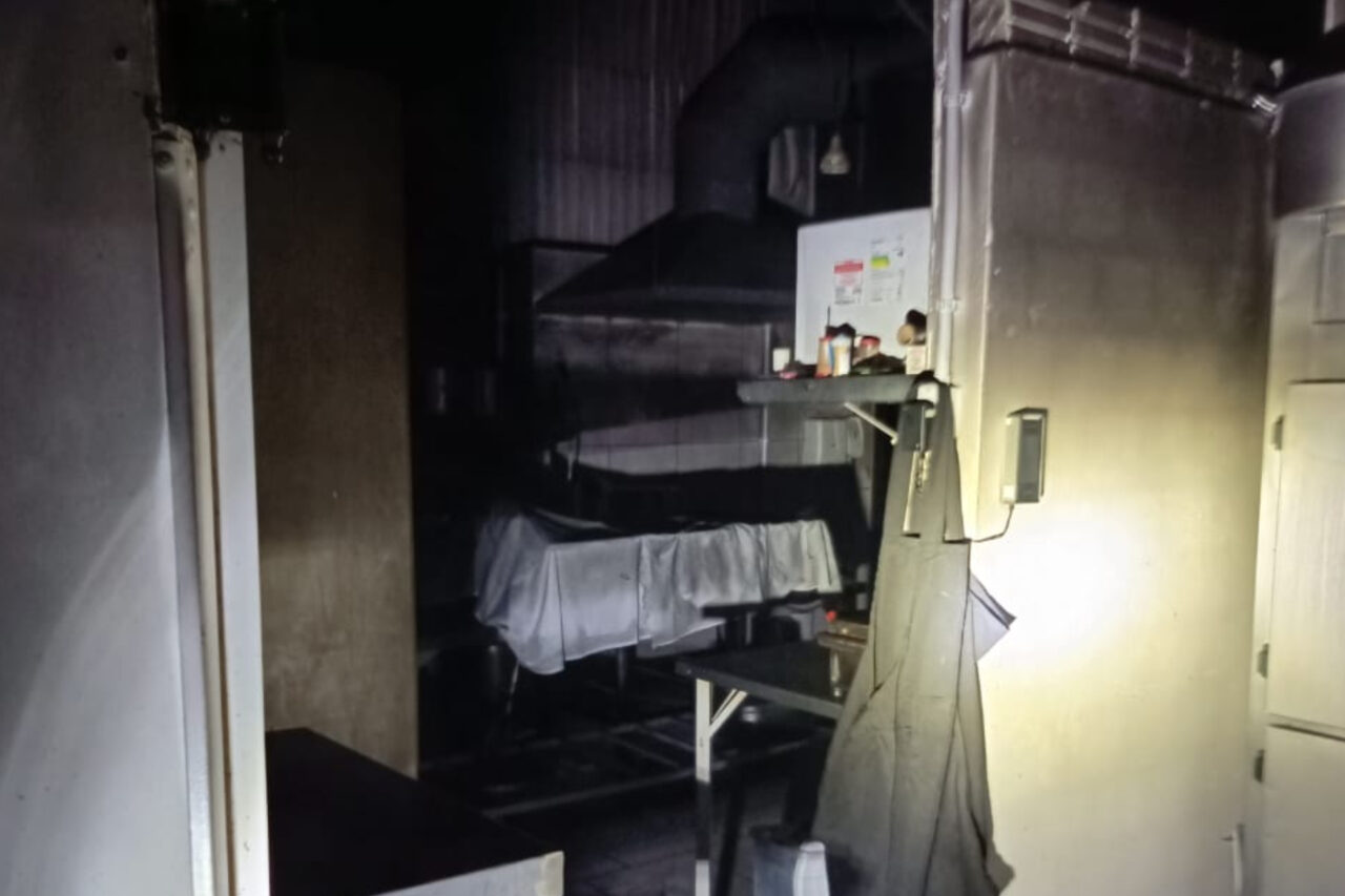 Incêndio em cozinha de restaurante mobiliza bombeiros 5 Incêndio em restaurante ocorreu durante a noite de domingo. Fogo atingiu 40m² do estabelecimento