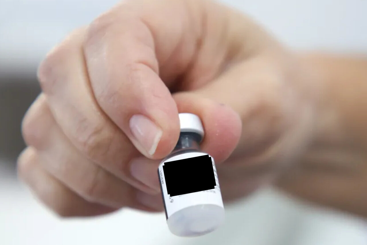 Agência americana deve incluir alerta "tarja preta" em vacinas contra Covid 10 ybg5g