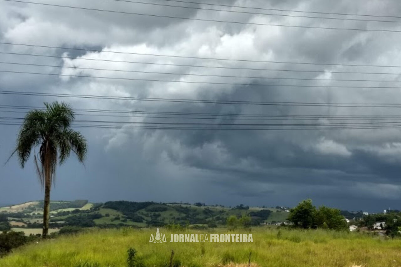 Brasil tem regiões com chance de microexplosões e tornados nesta sexta-feira (12) 3 Segundo o ClimaTempo, a região Sul do Brasil estará em alerta extremo em algumas áreas, com risco de microexplosões, granizo e até tornados