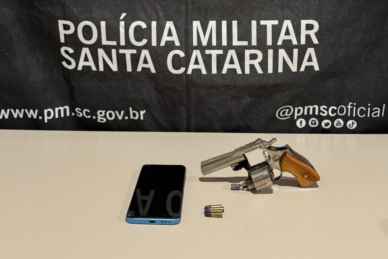 Homem é preso após ser flagrado com arma na rodoviária de Dionísio Cerqueira 1 yjo98