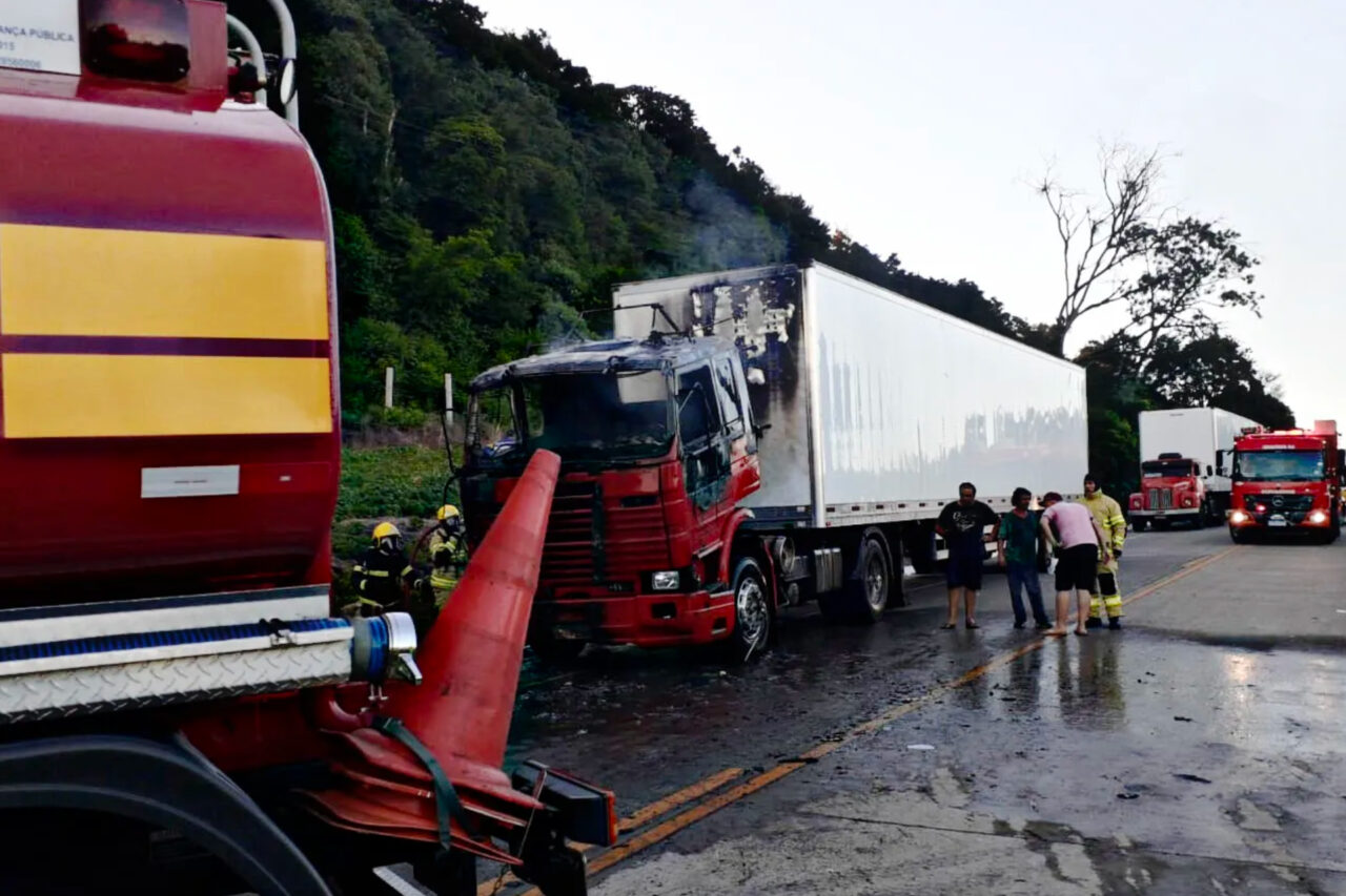 Carreta é parcialmente destruída por incêndio na BR 163, em Dionísio Cerqueira 3 Ocorrência foi registrada no início da noite de quarta-feira; incêndio teria iniciado na cabine da carreta