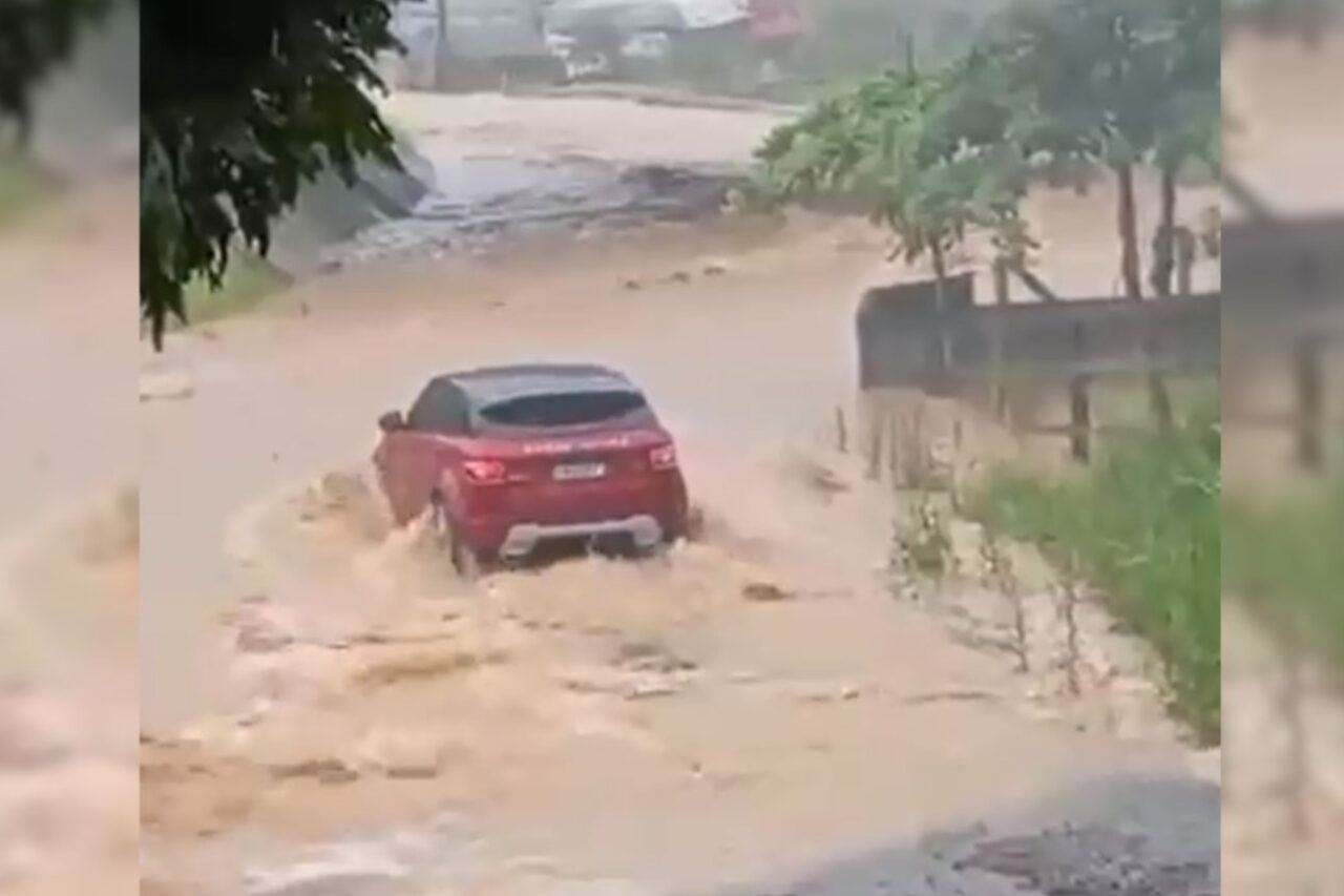 Veículo foi levado pela força da água no bairro São Sebastião, em Palhoça; Casal e bebê estavam em carro que foi arrastado durante ciclone