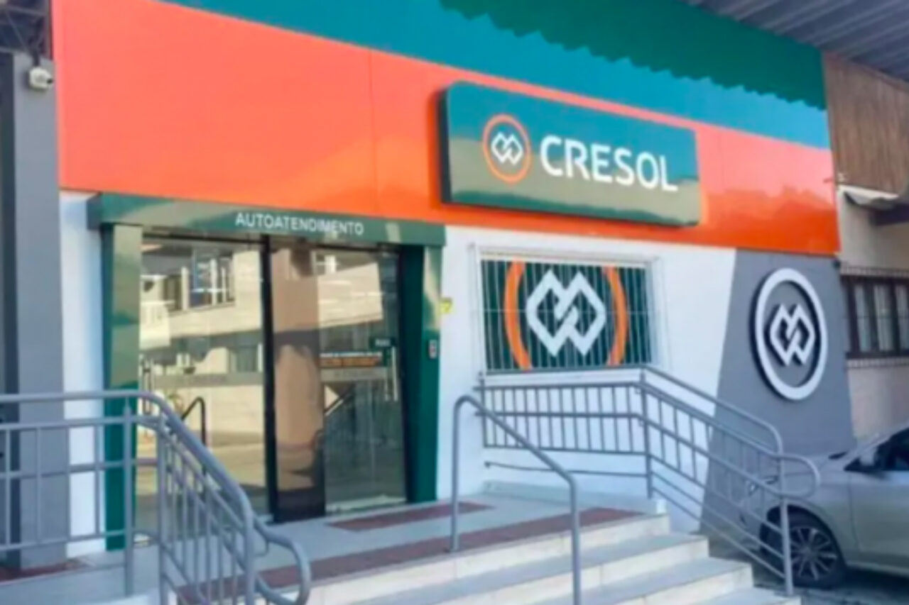 Homens armados invadem agência e roubam dinheiro de cofre destrancado 3 Segundo as informações os dois homens subtraíram o dinheiro de cofre e fugiram em uma moto. Caso aconteceu em uma agência da Cresol em Benedito Novo