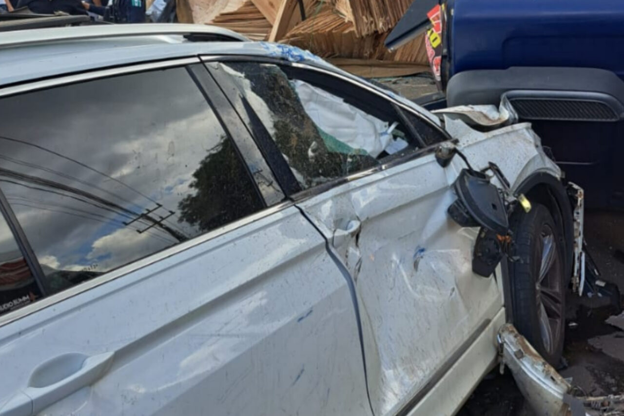 Carreta com carga de madeira perdeu o controle e colidiu com oito veículos em Chapecó; duas vítimas ficaram em estado grave e mobilizaram operação de resgate
