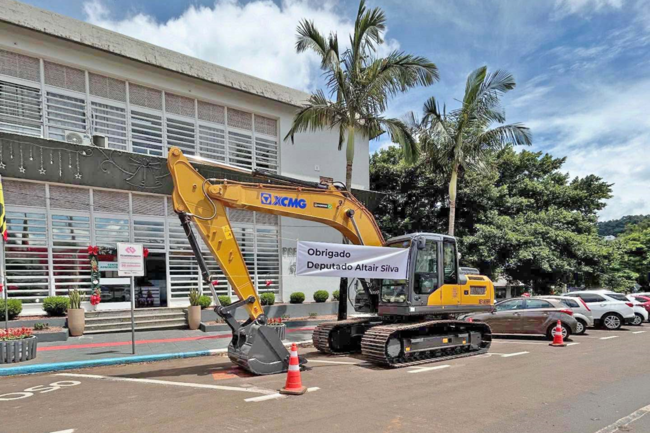 São José do Cedro incorpora nova escavadeira hidráulica à frota municipal 3 São José do Cedro incorpora nova escavadeira hidráulica à frota municipal