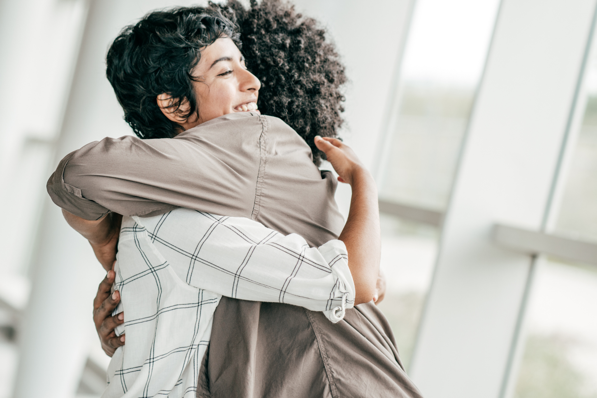 Por que um abraço é capaz de aliviar emoções e melhorar o bem-estar quase imediatamente