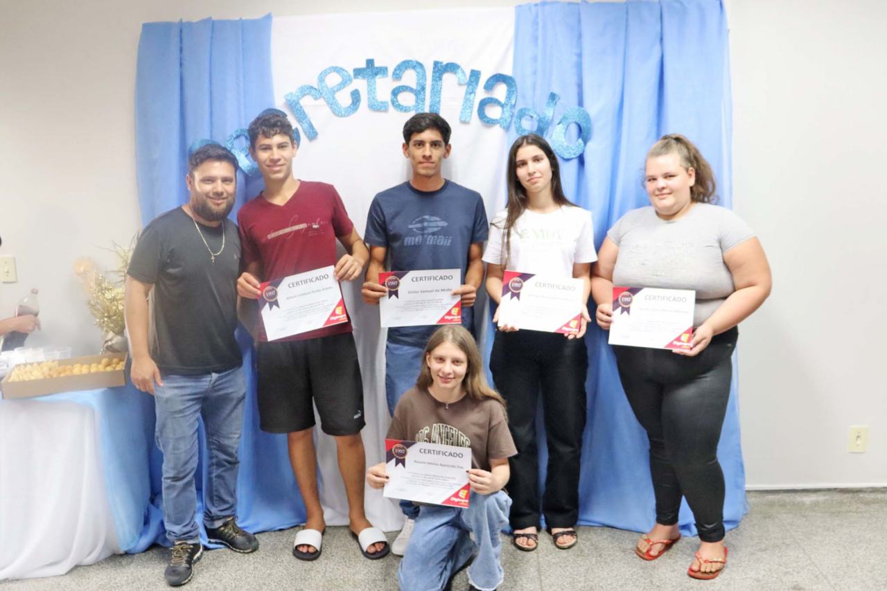 Alunos concluem cursos de Informática e Secretariado em parceria com o CRAS 4 Alunos concluem cursos de Informática e Secretariado em parceria com o CRAS