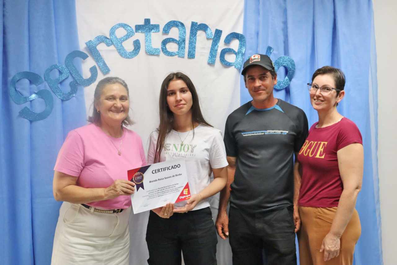Alunos concluem cursos de Informática e Secretariado em parceria com o CRAS 3 Heloisa L 6 1