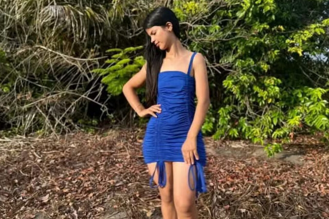 Adolescente de 15 anos morre após receber descarga elétrica de celular ligado à tomada 3 A Polícia Civil de Augusto Corrêa apura as circunstâncias da morte da adolescente Beatriz Costa Diniz, vítima de descarga elétrica causada por celular ligado à tomada