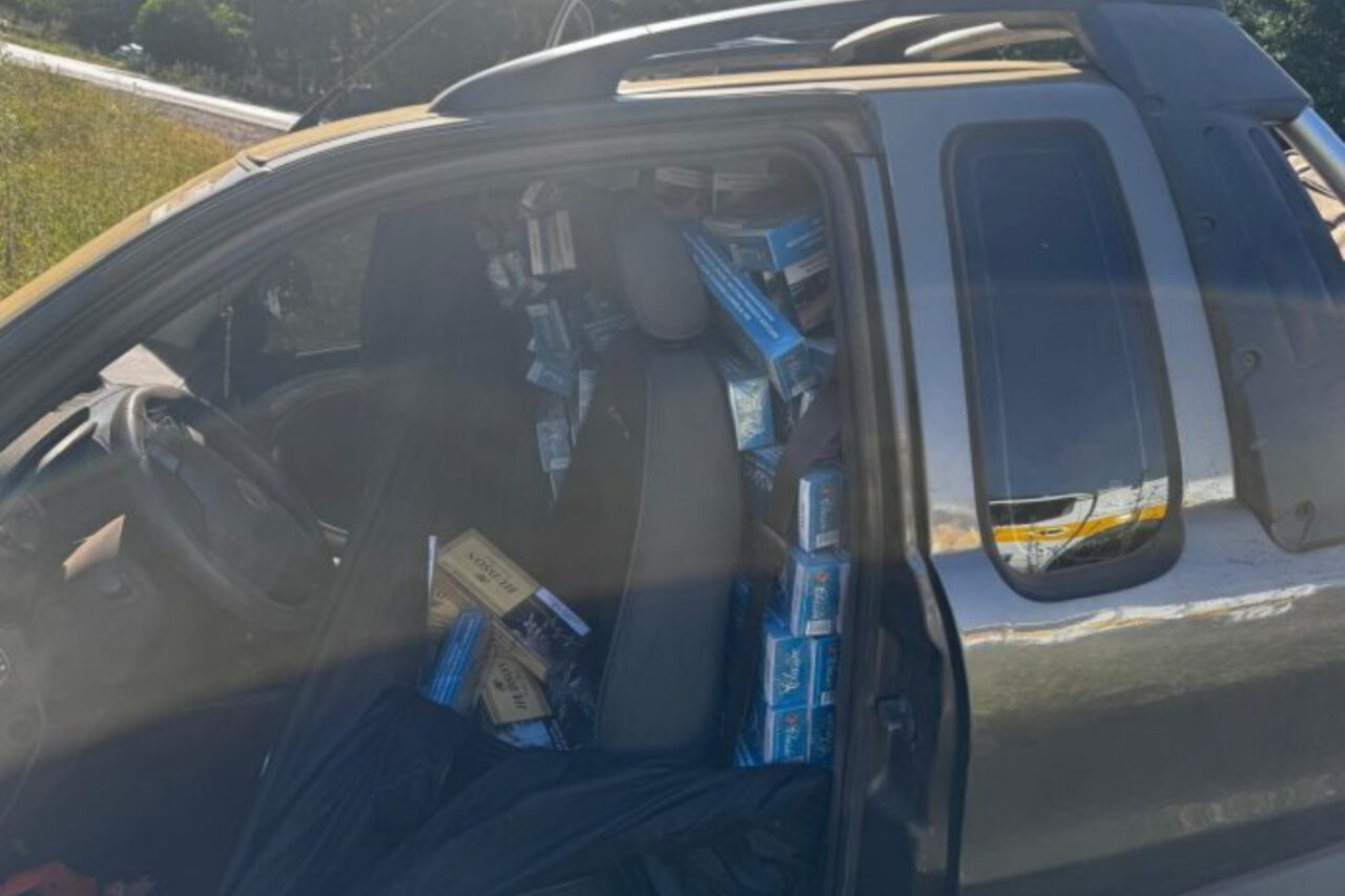 Caminhonete de Barracão carregada com cigarros contrabandeado é apreendida pela PMRv 3 A carga era transportada em uma caminhonete Fiat Strada. O condutor não possuía CNH e se recusou a realizar o teste do bafômetro