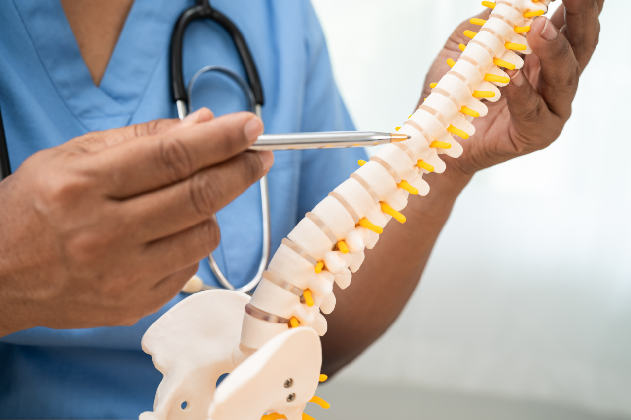 Anvisa autoriza estudo clínico nacional para avaliar medicamento no tratamento de lesão medular aguda 5 Anvisa autoriza início de estudo clínico para avaliar a segurança do medicamento polilaminina no tratamento do trauma raquimedular agudo, em pesquisa desenvolvida no Brasil com apoio do Ministério da Saúde.