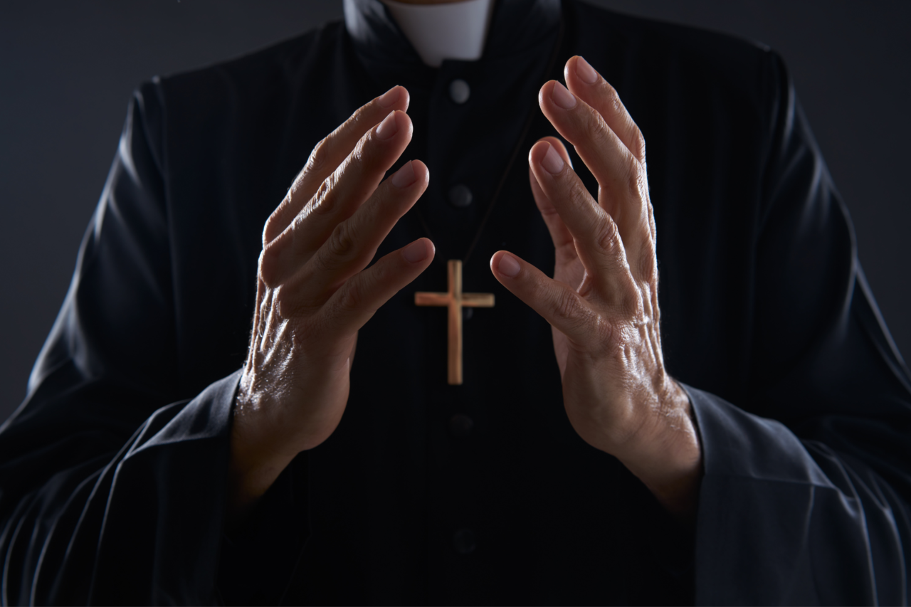 Ex-padre de 78 anos é condenado a 24 anos e nove meses de prisão por estupro de vulnerável em Minas Gerais; crimes envolveram mais de 60 vítimas.