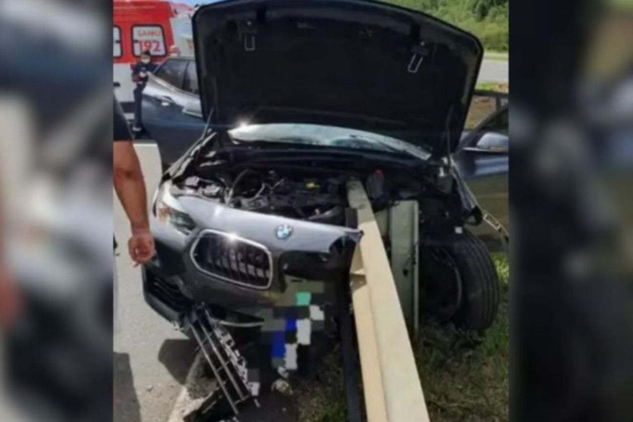 Criança de cinco anos morre em acidente na BR-376 durante retorno do litoral catarinense 3 Uma criança de cinco anos morreu em um acidente de trânsito na BR-376, no Paraná, após o carro da família sair da pista e colidir com uma barreira de proteção; as causas do caso serão investigadas