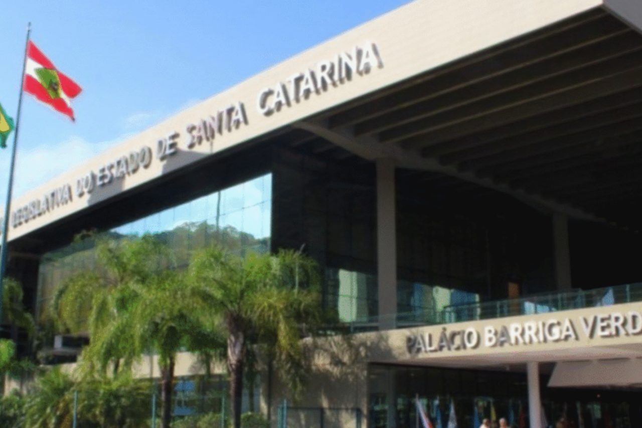 Santa Catarina avança em leis para enfrentar desastres climáticos, enchentes e proteção da fauna 3 Assembleia Legislativa de Santa Catarina aprova leis para enfrentar desastres climáticos, ampliar cooperação entre municípios e reforçar a proteção ambiental e animal.