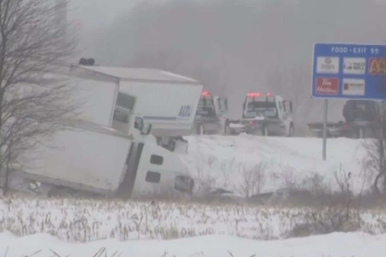 Engavetamento envolvendo mais de 100 veículos deixa ao menos 12 feridos e interdita a interestadual I-196, no oeste de Michigan; condições climáticas adversas são apontadas como causa.