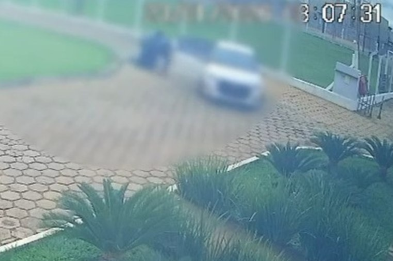 Empresária de 62 anos é sequestrada dentro de casa em Caldas Novas, obrigada a transferir R$ 26 mil via PIX; valor foi bloqueado e cinco suspeitos foram presos.