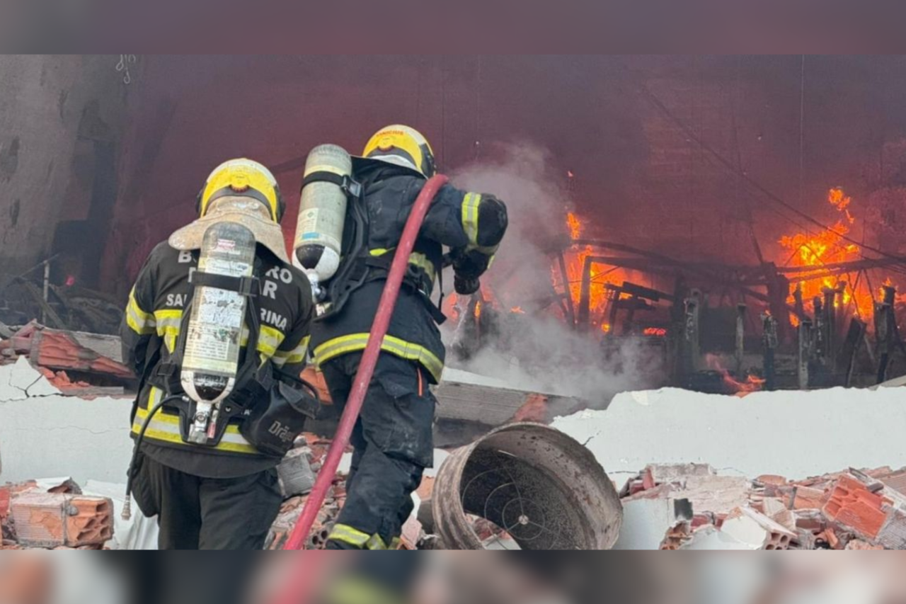 Incêndio de grandes proporções atinge fábrica de tecidos e mobiliza bombeiros no Sul de Santa Catarina 7 crys 35 1