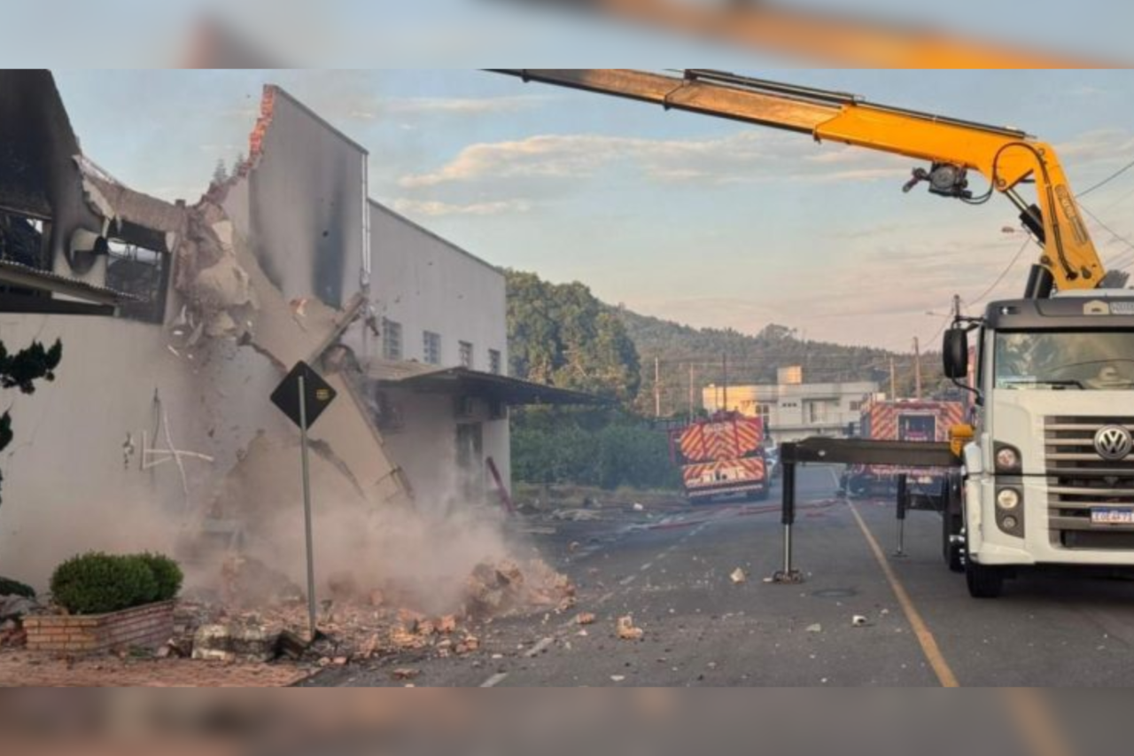 Incêndio de grandes proporções atinge fábrica de tecidos e mobiliza bombeiros no Sul de Santa Catarina 6 crys 36 1