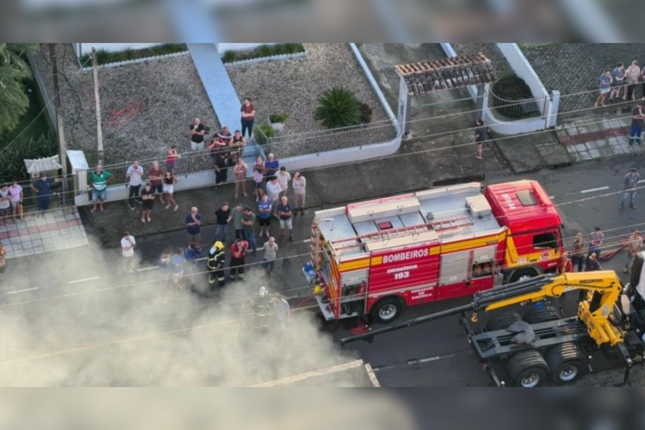 Incêndio de grandes proporções atinge fábrica de tecidos e mobiliza bombeiros no Sul de Santa Catarina 5 crys 37 1