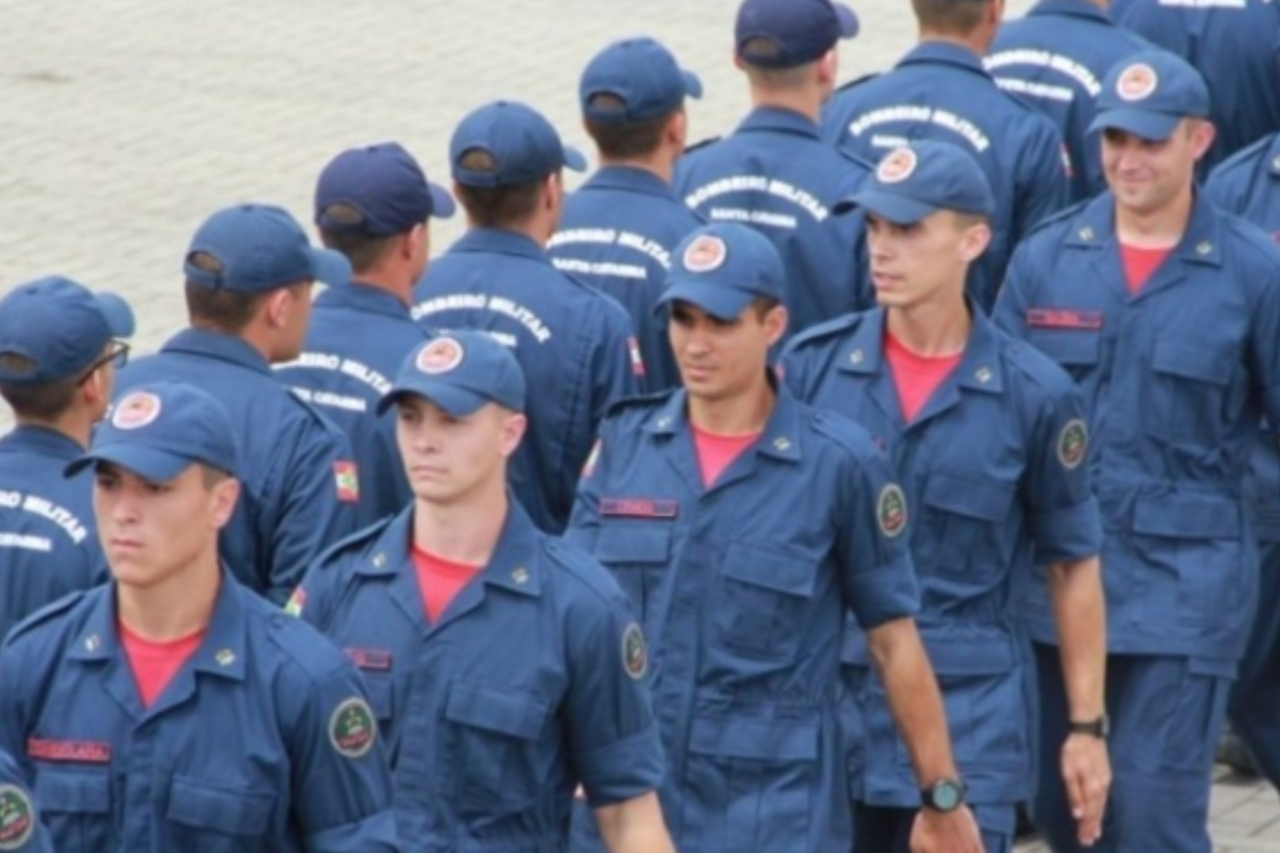 Corpo de Bombeiros de Santa Catarina abre concurso com 100 vagas e salário de R$ 8.015 9 Concurso do Corpo de Bombeiros de SC oferece 100 vagas para soldado com salário de R$ 8.015. Inscrições vão até 25 de fevereiro.