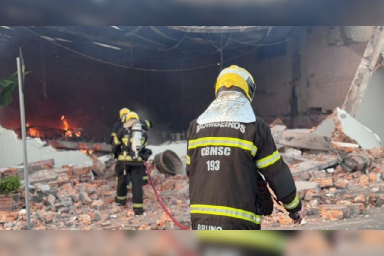 Incêndio de grandes proporções atinge fábrica de tecidos e mobiliza bombeiros no Sul de Santa Catarina 4 Incêndio de grandes proporções destruiu cerca de 700 m² de uma fábrica de tecidos em Turvo, no Sul de Santa Catarina, mobilizando bombeiros de cinco cidades.