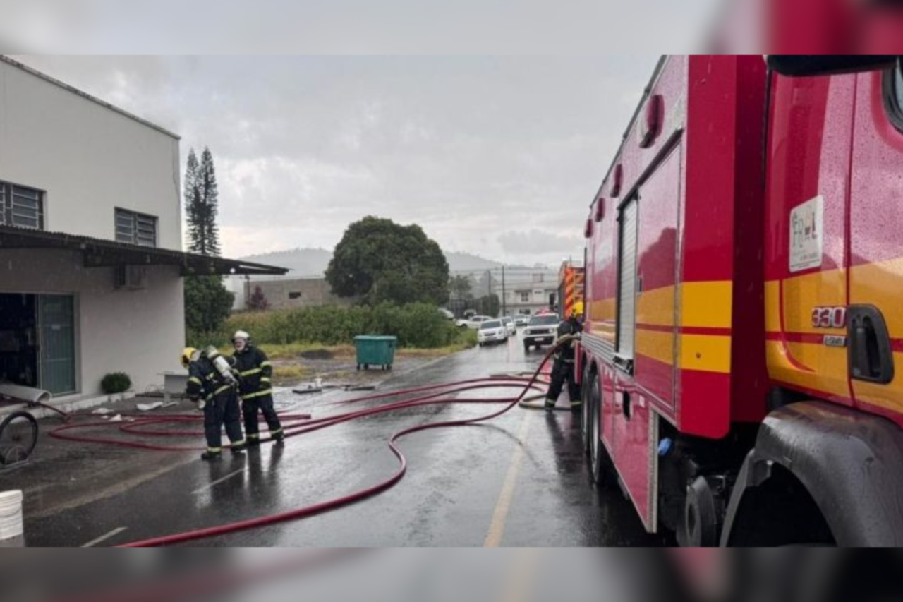 Incêndio de grandes proporções atinge fábrica de tecidos e mobiliza bombeiros no Sul de Santa Catarina 3 crys 39 1