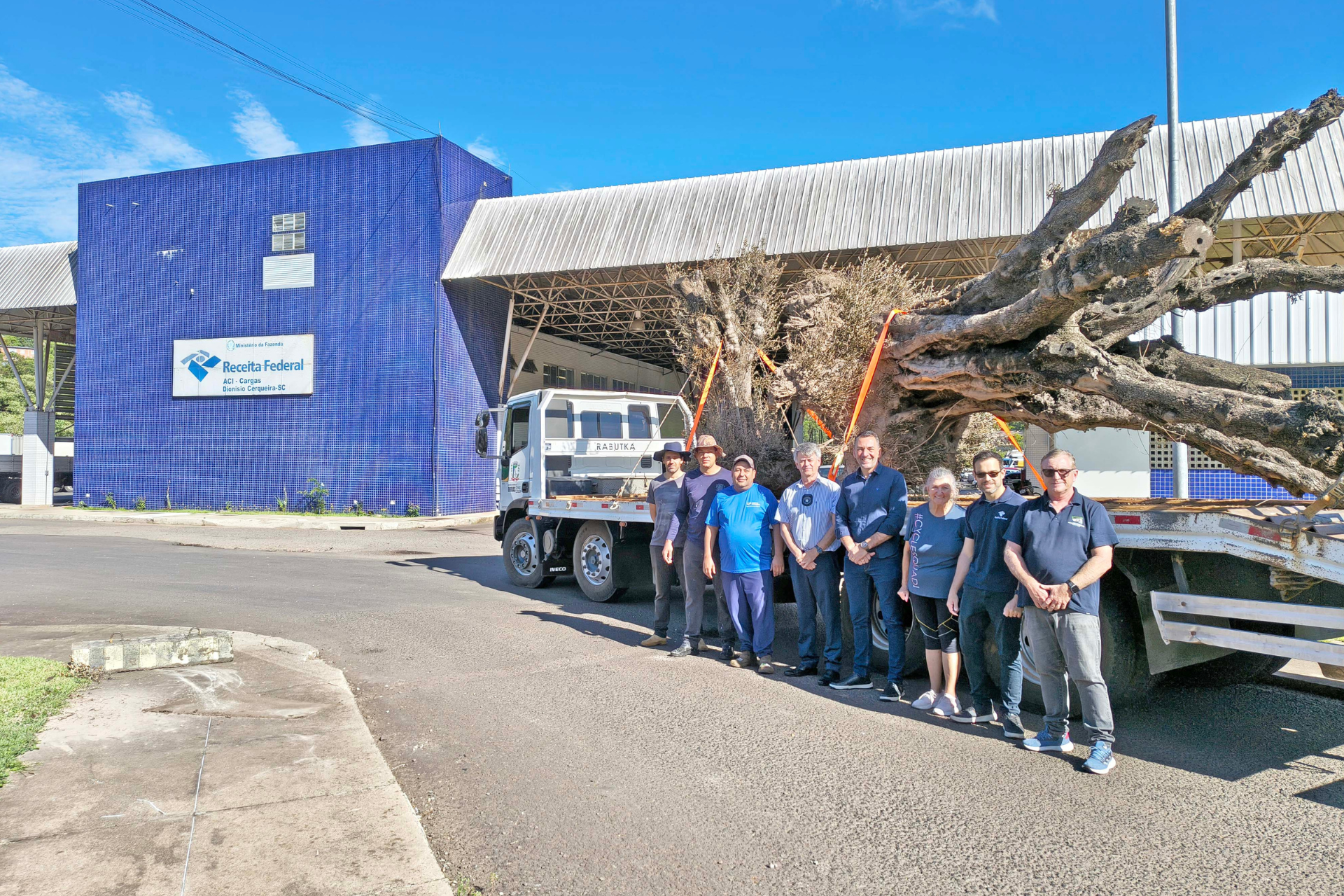 Receita Federal realiza doação de duas oliveiras ao município de Dionísio Cerqueira