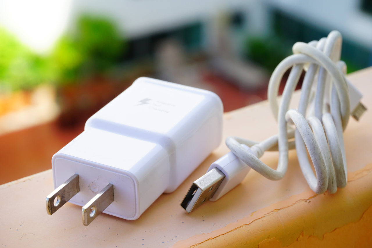 Bebê de 1 ano e 4 meses passa por cirurgia de urgência em Divinópolis após cair da cama com um carregador, que ficou cravado no crânio; criança se recupera sem sequelas aparentes.