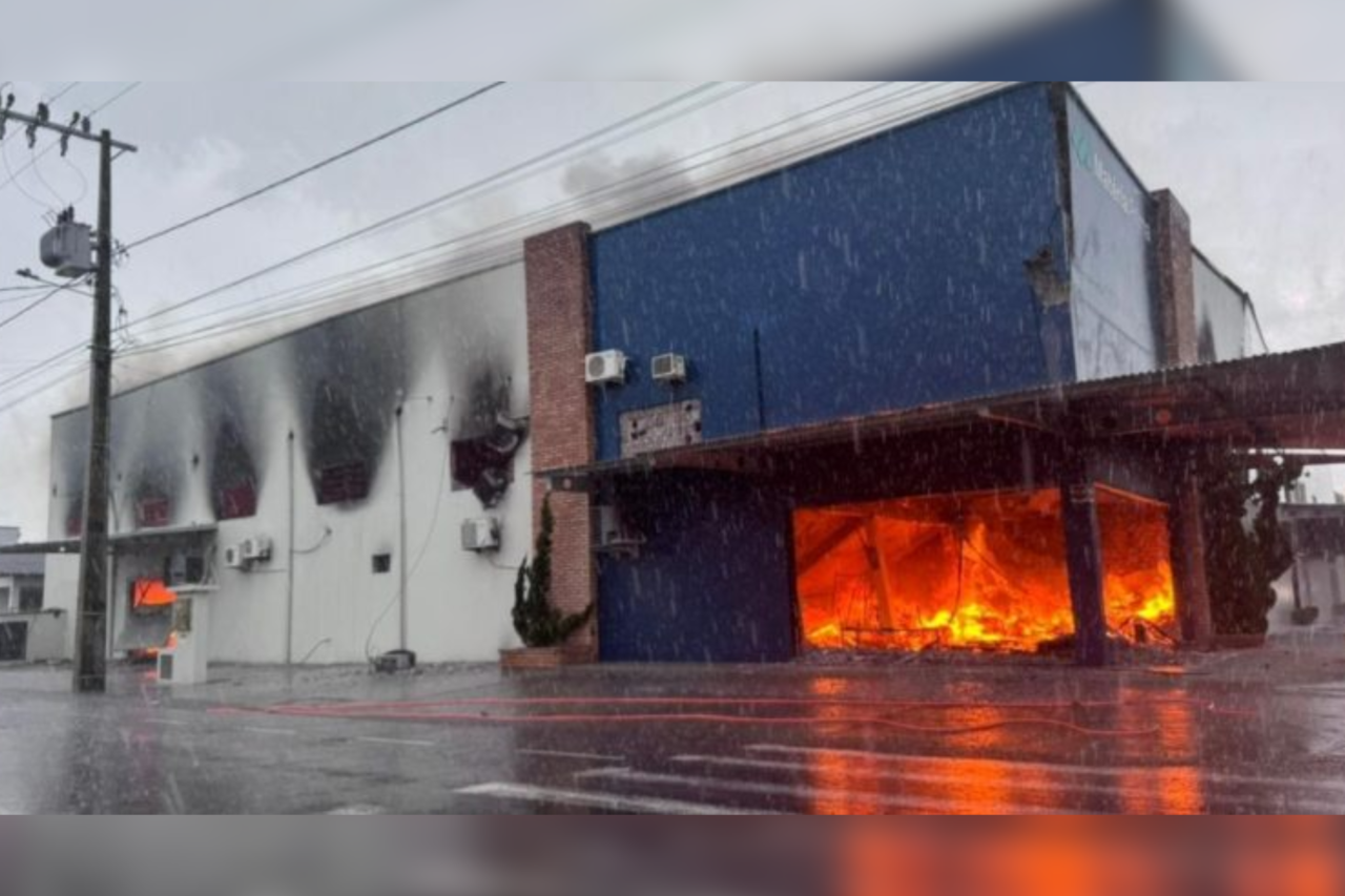 Incêndio de grandes proporções atinge fábrica de tecidos e mobiliza bombeiros no Sul de Santa Catarina 8 crys 40 1
