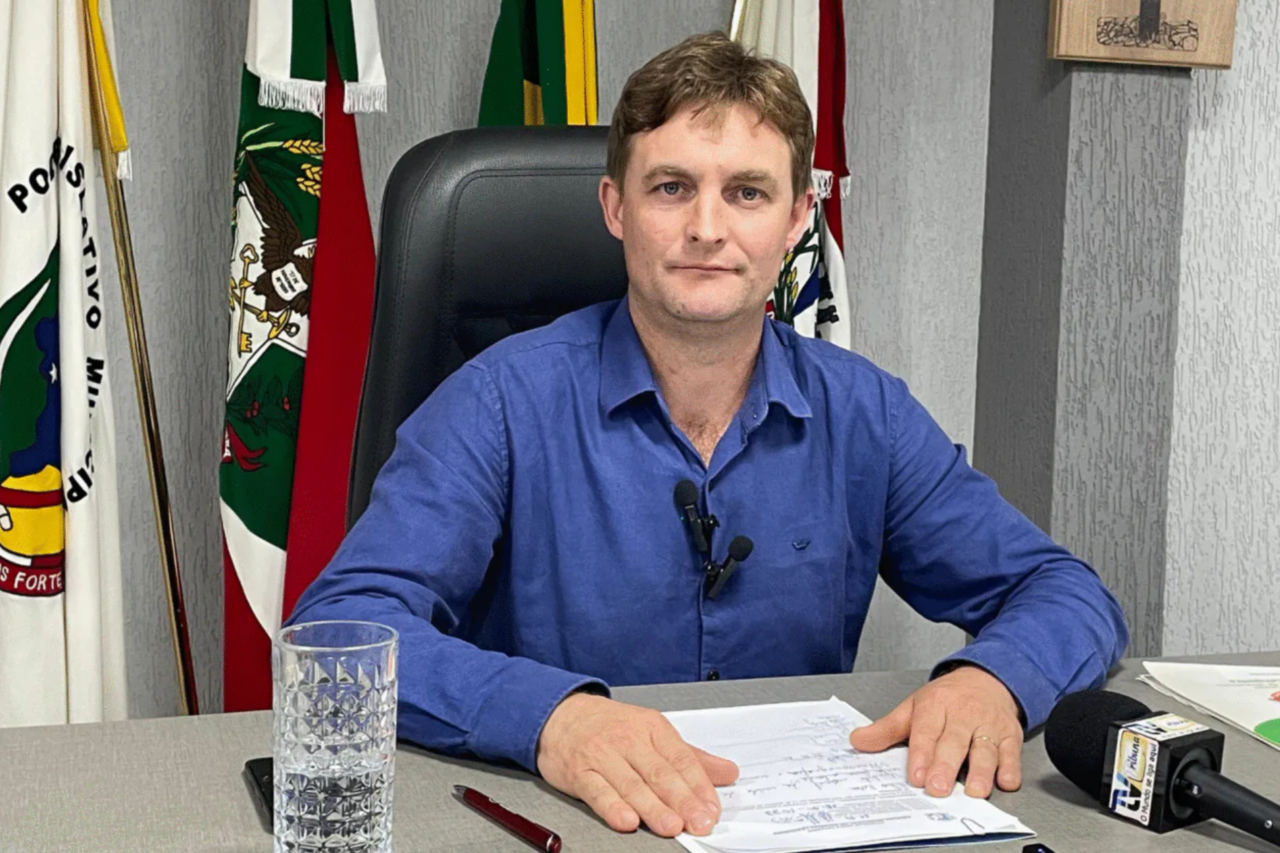 Crise do leite afeta produtores e preocupa economia de Dionísio Cerqueira 3 O vereador Edinho avalia impactos da crise do leite, destaca dificuldades dos produtores e alerta para reflexos na economia e arrecadação municipal