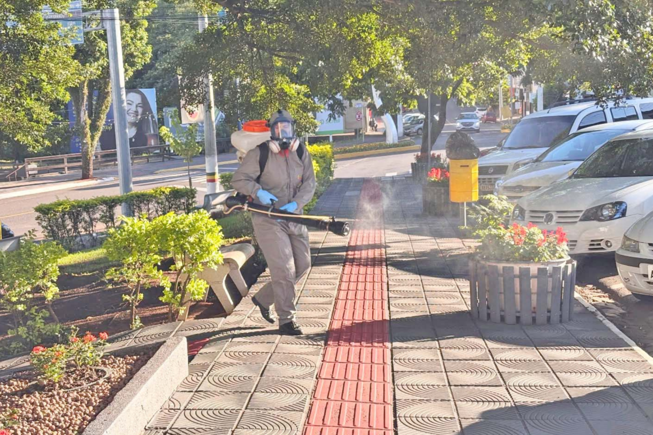 Saúde aplica fumacê no Centro e reforça alerta contra a dengue em São José do Cedro 4 O fumacê foi aplicado no Centro após primeiro caso de dengue em 2026; Saúde pede apoio da população para eliminar focos do Aedes Aegypti
