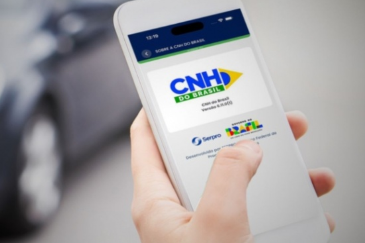 Governo federal oficializa a renovação automática da CNH para condutores sem infrações recentes, eliminando exames presenciais, taxas extras e deslocamentos ao Detran, com atualização digital pelo sistema da Senatran.
