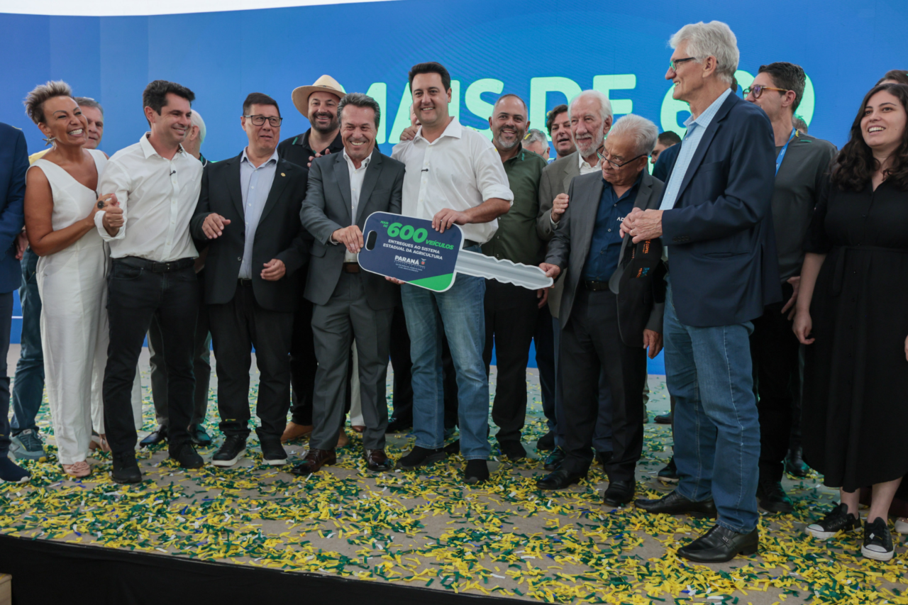 Governo do Paraná empossa 324 servidores no Sistema Estadual de Agricultura e entrega primeiros 250 veículos para reforço no campo 4 Novos servidores passam a atuar na Seab, Adapar e IDR-Paraná, enquanto Estado entrega 250 veículos para ampliar atendimento técnico aos produtores rurais.