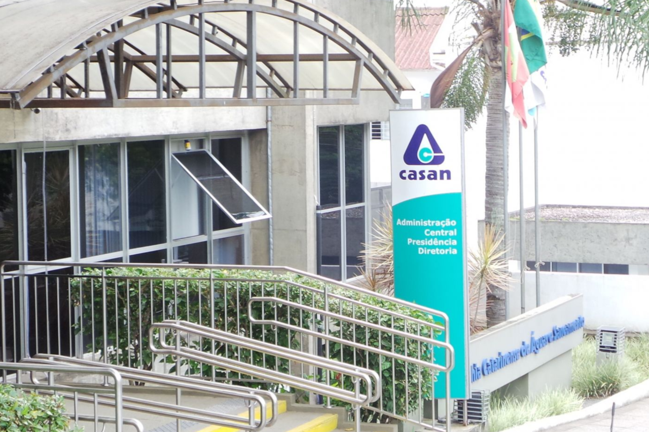 Casan aplica redução de 4,21% nas tarifas de água e esgoto a partir de janeiro 17 Consumidores da Casan passam a pagar tarifas de água e esgoto com redução de 4,21% a partir de janeiro de 2026. Desconto foi autorizado por agências reguladoras e decorre de reequilíbrio financeiro da Companhia