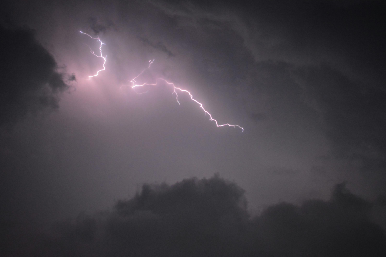 Jovem de 26 anos morre após ser atingido por raio enquanto caminhava na orla de Tramandaí; vítima foi socorrida, mas não resistiu no hospital.