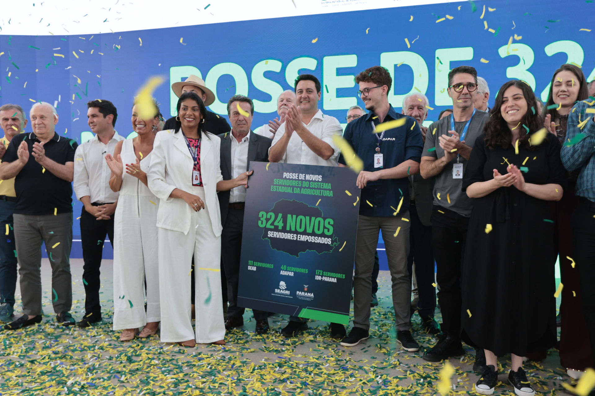 Governo do Paraná empossa 324 servidores no Sistema Estadual de Agricultura e entrega primeiros 250 veículos para reforço no campo